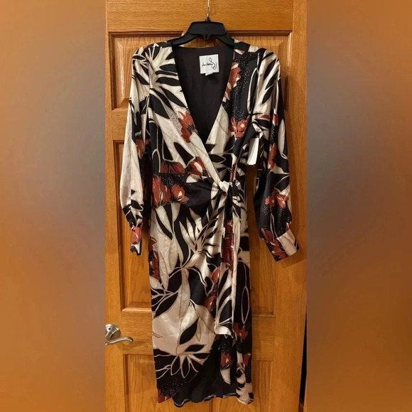 Sam Edelman Protea Long Sleeve Satin Wrap Dress size 8 MSRP $138.00 - Picture 3 of 4